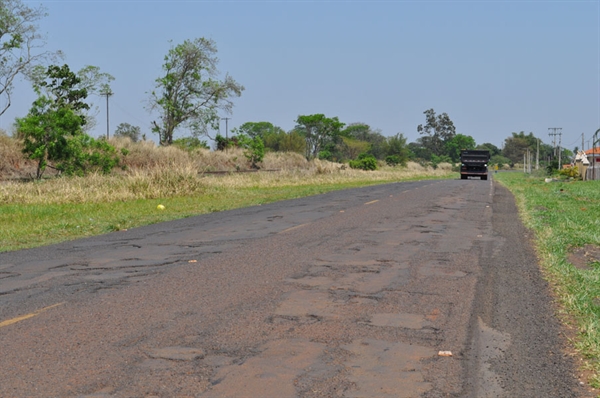 Estrada está repleta de buracos que comprometem a segurança dos motoristas que utilizam a via constantemente