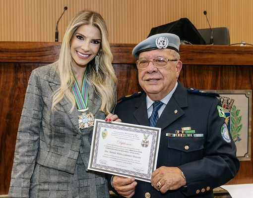 A  dra. Moniele Matos Cadamuro Manzini foi homenageada com a Medalha da Ordem do Mérito das Forças de Paz do Brasil