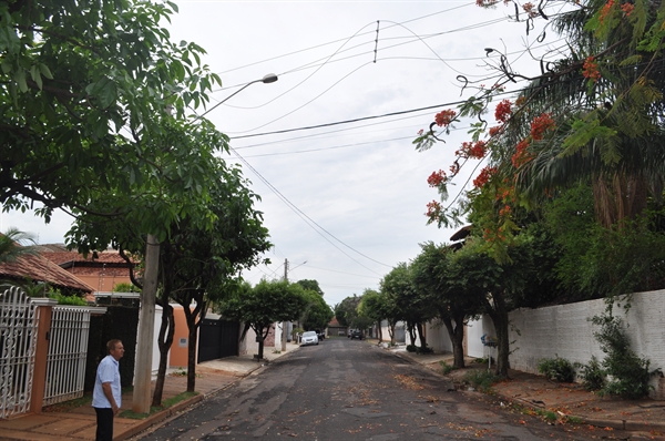 Moradores da Vila Paes estão revoltados com a falta de energia há mais de 15 horas 