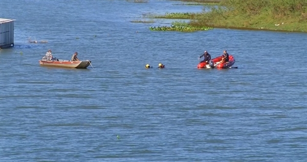 Bombeiros durante buscas pelo eletricista José Cosmo no Rio Grande, em Mira Estrela — Foto: Reprodução/TV TEM