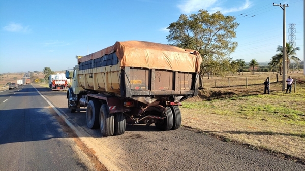 O motorista da Scania colidiu na traseira de um caminhão basculante na rodovia Euclides da Cunha (Foto: Reprodução)