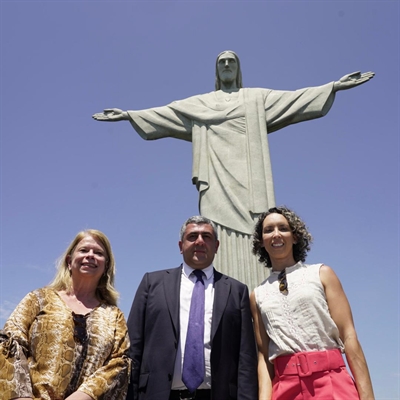 A cerimônia contou ainda com uma bênção ministrada pelo padre Omar, reitor do monumento ao Cristo, que se mostrou muito animado com a visita da delegação da OMT (Foto: Ascom Prefeitura)