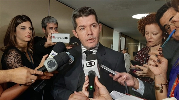 O deputado Delegado Waldir durante entrevista na Câmara na quinta-feira (17) — Foto: Fernanda Calgaro / G1