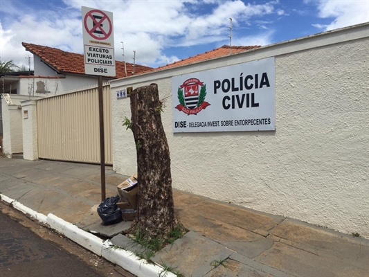 Os envolvidos foram encaminhados até a Dise de Votuporanga, junto com os entorpecentes e dinheiro  (Foto: Érika Chausson/A Cidade)