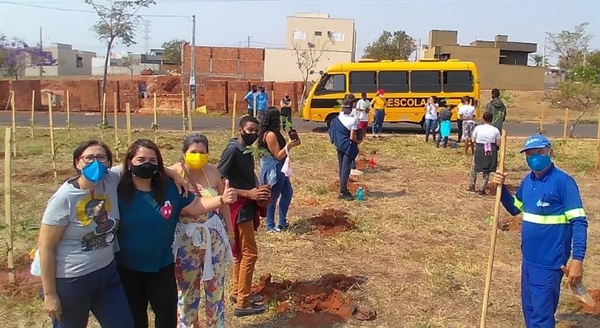 Para encerrar a semana de ações alusivas ao Dia da Árvore, a Saev e alguns parceiros plantaram mais de 30 mudas de árvores nativas regionais (Foto: Saev Ambiental)