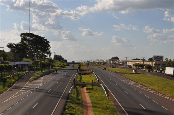 A expectativa da polícia rodoviária é que muitos veículos transitem pelas rodovias perto da cidade  (Foto: Reprodução )