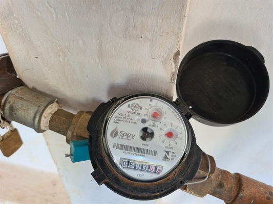O hidrômetro, conhecido também como medidor ou relógio, é um aparelho de precisão que mede e registra o consumo de água (Foto: Saev Ambiental)