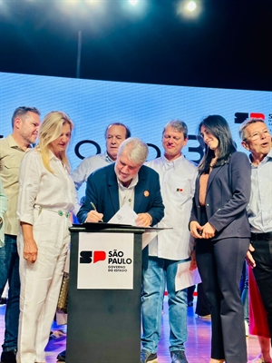 O prefeito Jorge Seba assinou ontem o convênio de R$ 4 milhões para as obras de interligação do São Cosme com o Universitário (Foto: Prefeitura de Votuporanga)