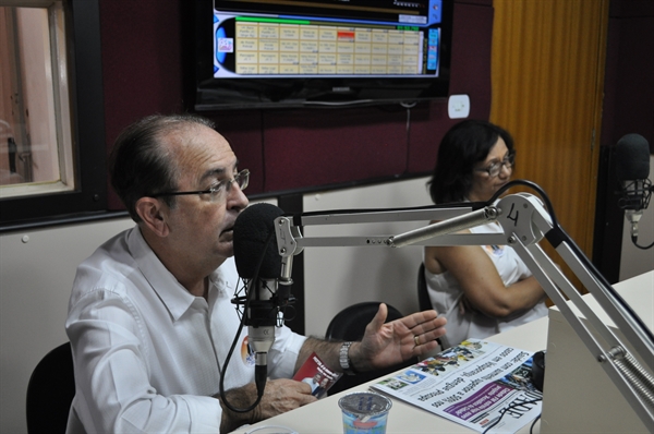Luiz Carlos Motta, candidato a deputado federal pelo PR, foi entrevistado ontem na Cidade FM, ao lado da Lia (Foto: A Cidade) 