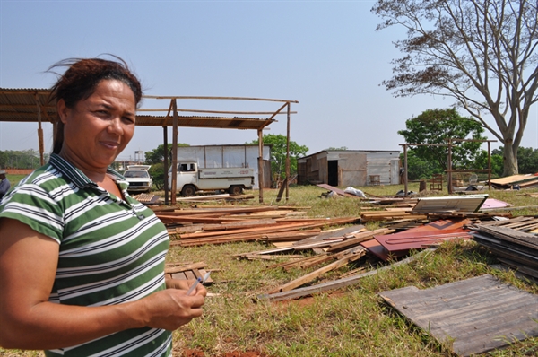 Prazo vence, mas famílias permanecem em acampamento montado na Ferroviária