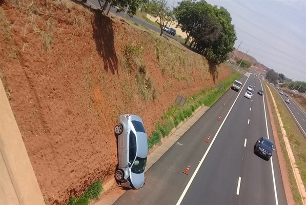 Carro caiu do barranco na rodovia BR-153 em Rio Preto — Foto: Arquivo Pessoal