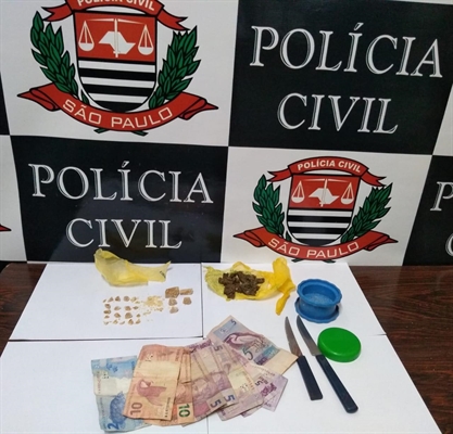 Os agentes da Dise apreenderam diversas pedras de crack, porções de maconha e duas facas (Foto: Divulgação/Dise)