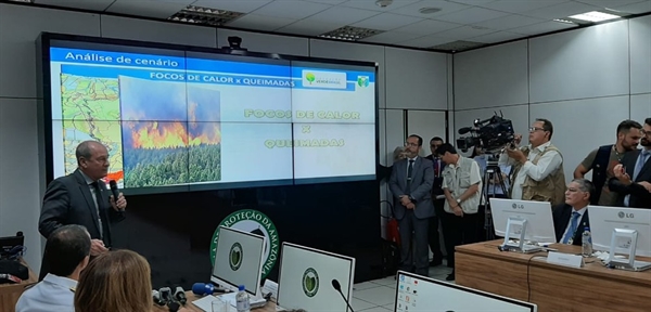 O ministro da Defesa, Fernando Azevedo e Silva, durante apresentação das ações das Forças Armadas em combate a queimadas na floresta amazônica — Foto: Laís Lis/G1