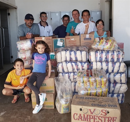 O casal arrecadou aproximadamente 1 tonelada de alimentos (Foto: Santa Casa de Votuporanga)