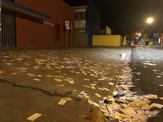 Candidatos sujões desrespeitam a lei e espalham santinhos pelas ruas da cidade (Foto: Jornal A Cidade)