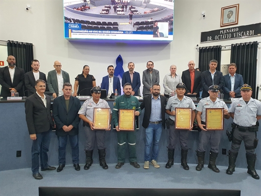 O sargento Bandeira e os cabos Maia, Sabino, Viviana, Valério e Ribeiro, além do socorrista Deivid Ariani foram homenageados (Foto: A Cidade)