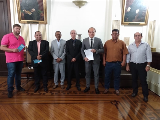 Na ocasião, também foi entregue para o Secretário de Justiça e Cidadania do Estado, Paulo Dimas Debellis Mascaretti, oficio da Câmara Municipal (Foto: Prefeitura de Votuporanga)