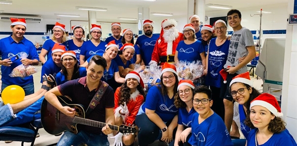 Acompanhado do cantor Joab, a equipe distribuiu panetones e bolas para os pacientes internados (Foto: Santa Casa de Votuporanga)