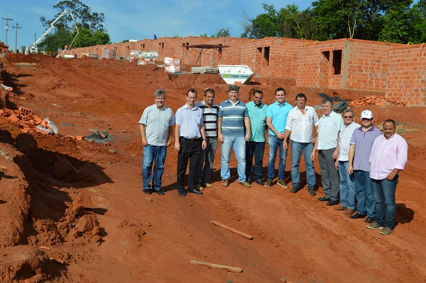 Prefeito e vereadores visitam canteiro de obras 