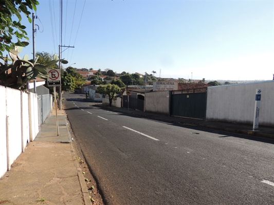 Moradores cobram estacionamento em trecho da rua das Américas