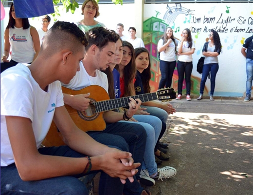 Universitários desenvolvem espaço literário em Escola Estadual