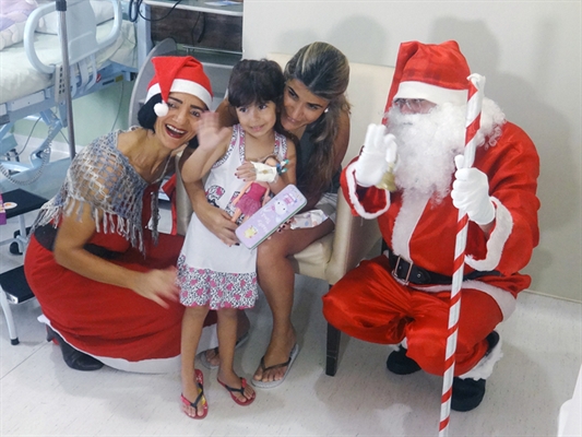 Visita do Papai e Mamãe Noel conclui Semana Natalina da Santa Casa 