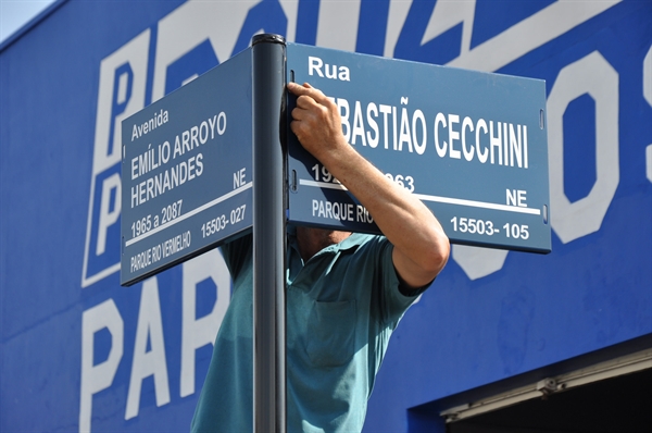 Desde o ano passado, já foram instaladas mais de 2.800 placas; substituição segue gradativamente, até alcançar todos os bairros da cidade (Foto: Divulgação/Prefeitura de Votuporanga) 