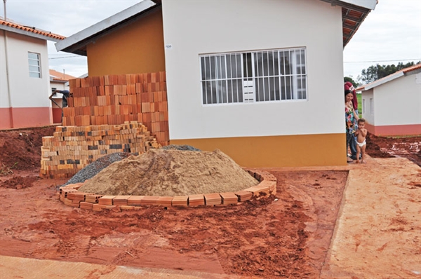 Contemplados já começam a erguer os muros nas casas