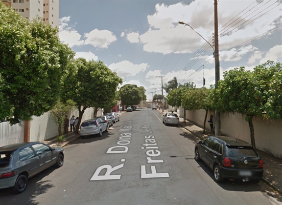 O crime foi registrado na rua Maria de Freitas Leite, no bairro Cidade Nova; bandidos fugiram sem levar nada (Foto: Reprodução)