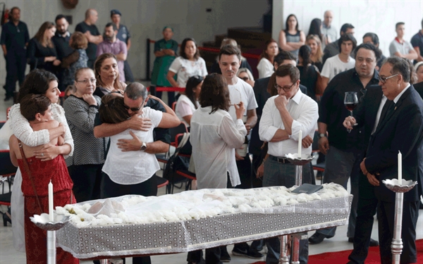 Familiares e amigos se despedem de Marcelo Rezende em velório na Assembleia Legislativa de São Paulo (Foto: LEONARDO BENASSATTO/FRAMEPHOTO/ESTADÃO CONTEÚDO)