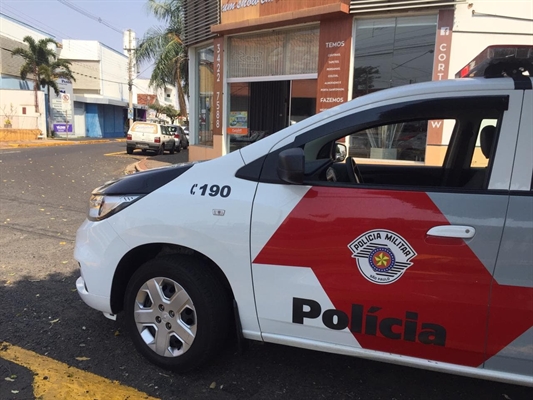 A Polícia Militar compareceu no local para registrar a ocorrência e controlar o trânsito  ( Foto: Érika Chausson/A Cidade)