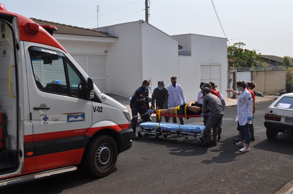 A vítima foi socorrida por unidades do Corpo de Bombeiros e do Samu (Foto: A Cidade) 