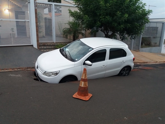 Uma adutora rompeu e o buraco “engoliu” um carro (Colaboração)