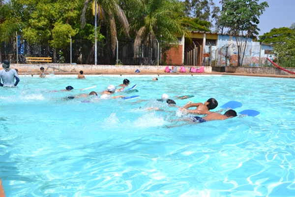 Natação é uma ótima escolha para o verão