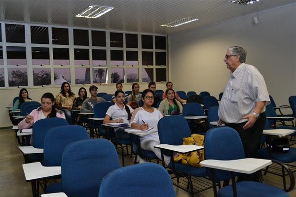 Alunos participam de capacitação para apresentação de TCC