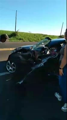 A vítima do carro ficou com uma das pernas presas entre as ferragens, após cirurgia seu estado é estável  (Foto: Arquivo Pessoal)