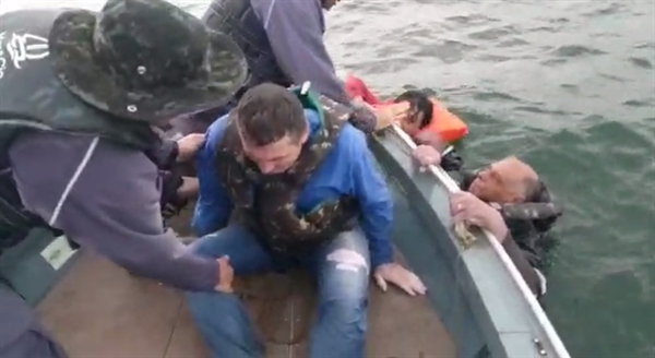 Três pescadores foram resgatados com vida da embarcação que virou em Mira Estrela — Foto: Reprodução