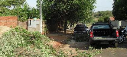 Entulhos de construção são descartados em terrenos