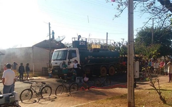 Caminhão pipa de usina ajudou a controlar chamas até chegada dos bombeiros (Foto: Julião Pitbull/Olímpia 24h)