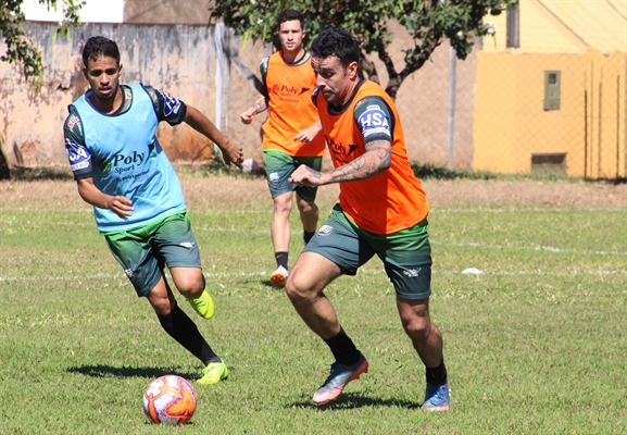 Matheus Guimarães e o atacante Caio Mancha, que vai estrear domingo com a camisa Alvinegra, em treinamento da Alvinegra (Foto: Rafael Bento/CAV)