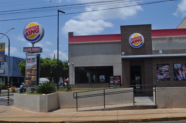 Todos que passarem pelo BK de Votuporanga ‘montados’ em suas vassouras ganharão um sanduíche Whopper (Foto: A Cidade)