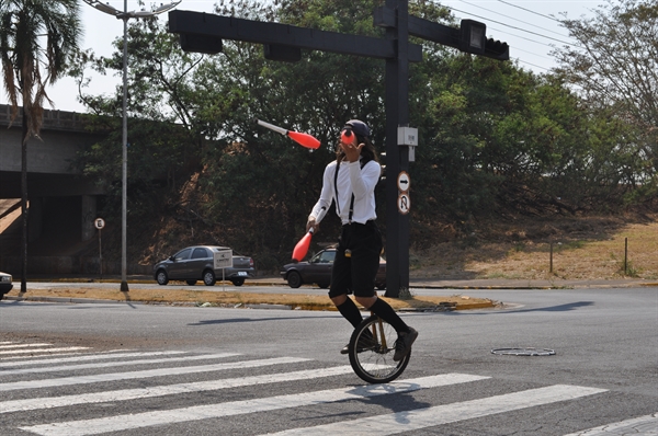 Mulher furta dinheiro, no valor estimado em R$ 1.500, enquanto malabarista trabalhava no semáforo da avenida Nasser Marão  (Foto: Imagem Ilustrativa/A Cidade)