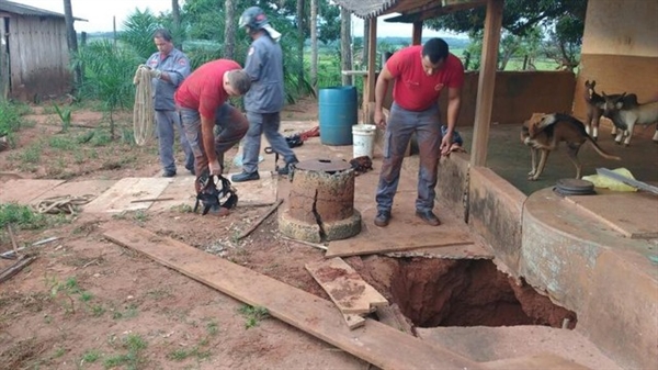 Idoso ficou preso no poço por mais de 6 horas (Foto: Divulgação/Corpo de Bombeiros)