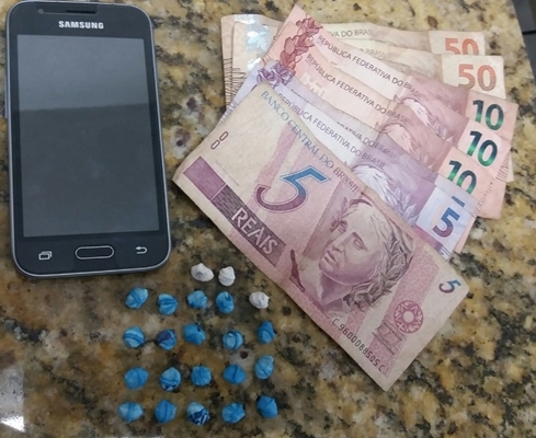 Os policiais militares apreenderam 22 porções de crack, além de dinheiro e um aparelho celular (Foto: Divulgação/Polícia)