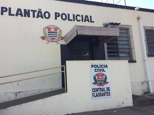 Ambos foram conduzidos para a Central de Flagrantes de Votuporanga (Foto: Aline Ruiz/A Cidade)