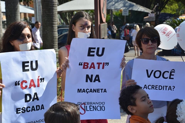 Cartazes e encenação marcam o projeto “Quebrando o Silêncio”