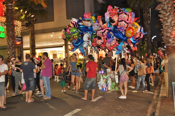 O horário especial segue na semana que vem com as lojas abertas de segunda a sexta-feira, das 9h às 22h (Foto: Aline Ruiz/A Cidade)