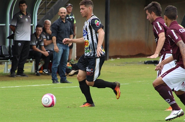 Técnico Rafael Guanaes observa o atacante Erick Salles com a bola; treinador está confiante (Foto:  Rafael Nascimento/CAV)