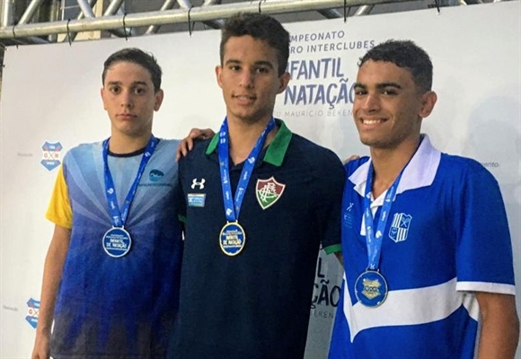 Heitor Napolitano (primeiro da esquerda para a direita) ficou com a medalha de prata nos 400m medley (Centro de Formação)