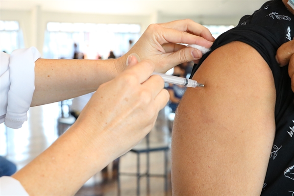 A ampliação do público segue o calendário estadual de vacinação e foi possível graças a chegada, na sexta-feira (16), de um novo lote de doses das vacinas (Foto: Prefeitura de Votuporanga)